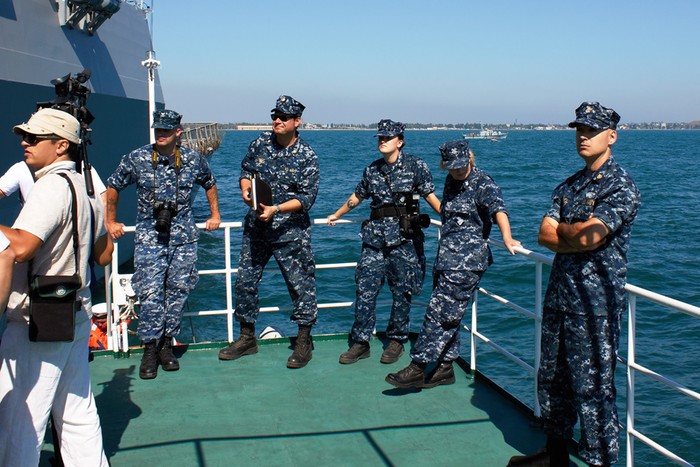 Nhóm phóng viên của hải quân Hoa Kỳ trên khu trục hạm USS Jason Dunham trong cuộc diễn tập Sea Breeze.
