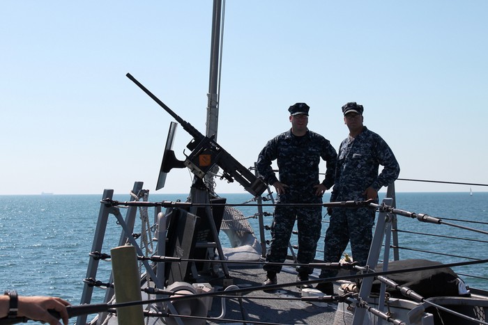 Hai thủy thủ tàu USS Jason Dunham bên một súng máy 50 mm.