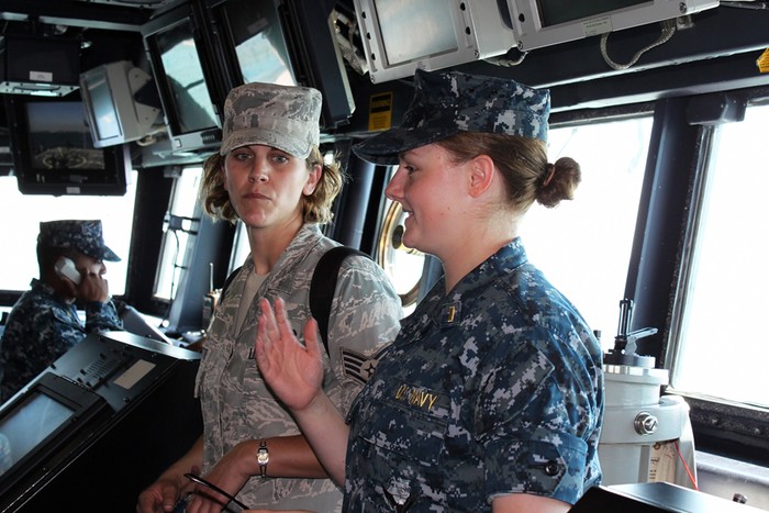 Các hướng dẫn viên trên tàu khu trục USS Jason Dunham.