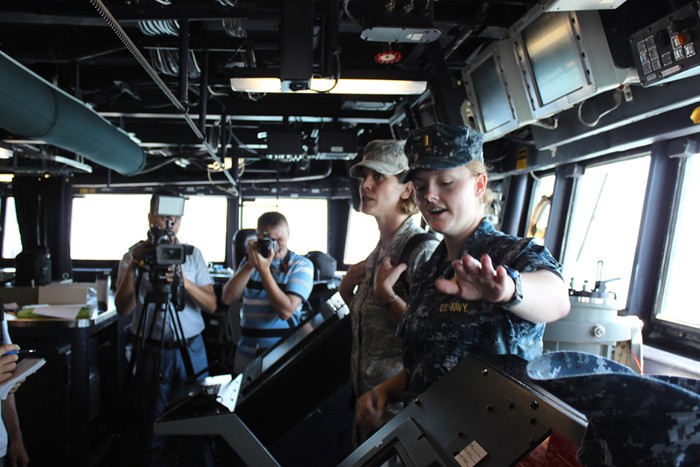 Các hướng dẫn viên trên tàu khu trục USS Jason Dunham giới thiệu nội thất con tàu.