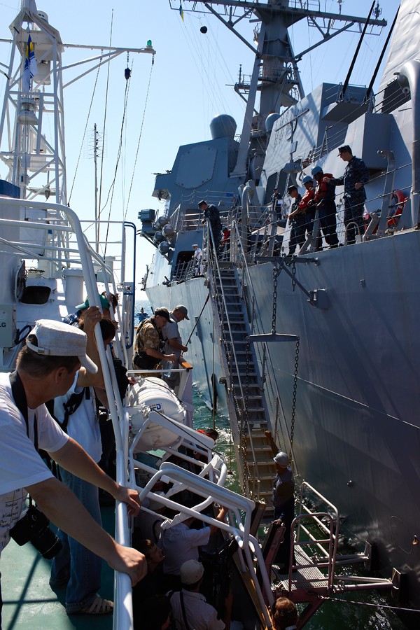Thủy thủ đoàn của tàu gồm 35 sĩ quan và 290 thủy thủ.