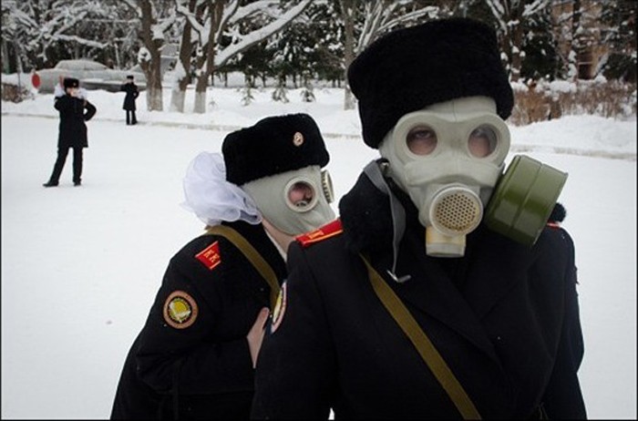 Các nữ sinh được đào tạo sử dụng mặt nạ khí.