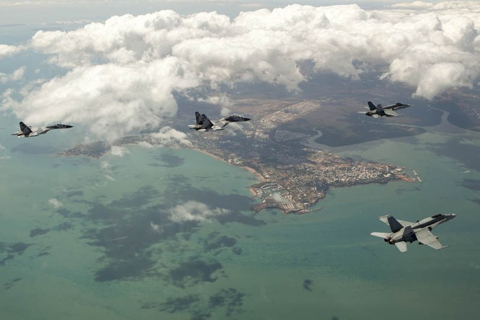 Tiêm kích F/A-18 Hornet “sát cánh” Su-30 bảo vệ Darwin.