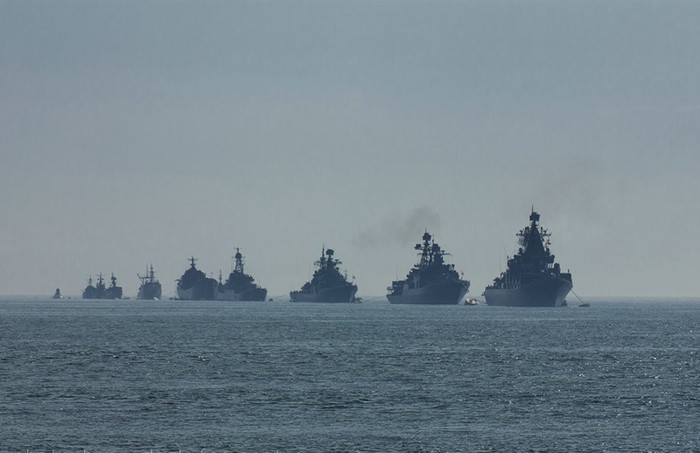 Các tàu chiến của Hạm đội Thái Bình Dương dàn hàng trên biển.