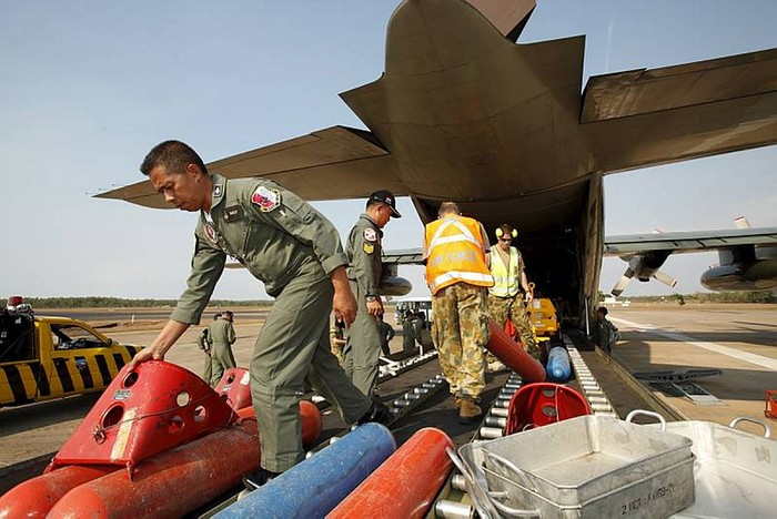 Hàng hóa được chuyển xuống từ vận tải cơ C-130 của Không quân Hoàng gia Australia.