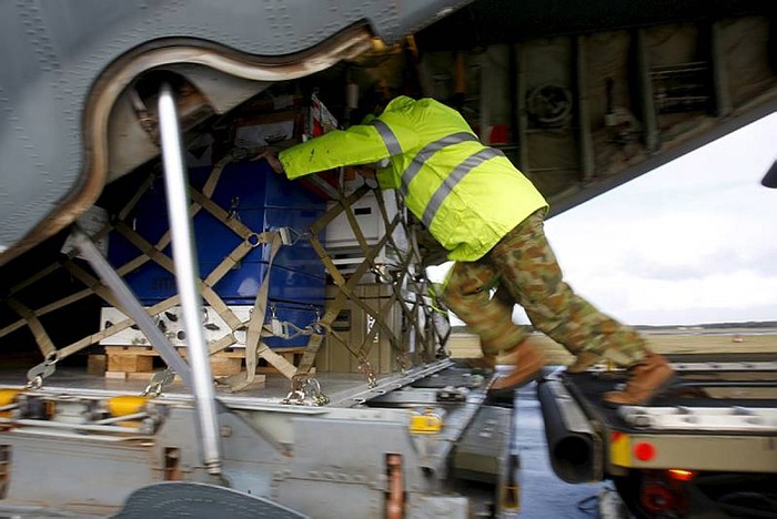 Hàng hóa được chuyển lên vận tải cơ C-130 của Không quân Hoàng gia Australia.