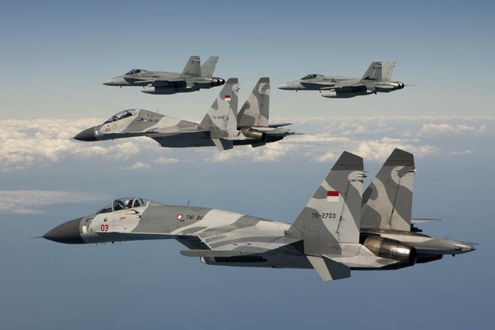 Trong khi đó, lực lượng Không quân Hoàng gia Australia tham gia cuộc diễn tập có sự góp mặt của tiêm kích F/A-18 Hornet.