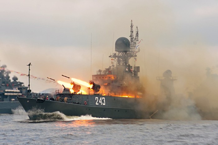 Pháo phản lực RBU-6000 khai hỏa trên tàu chống ngầm MPK-227 của hạm đội Baltic.