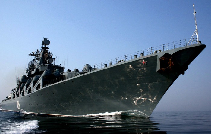Tuần dương hạm tên lửa Varyag ở eo biển Triều Tiên.