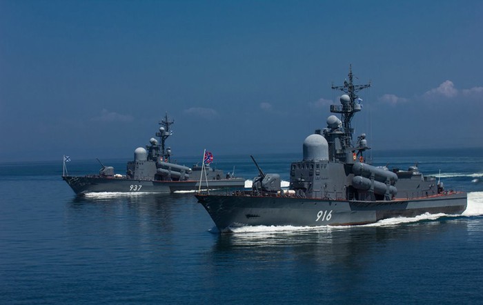 Hai tàu tên lửa cao tốc Molniya project 12411 của Lữ đoàn tàu mặt nước 165, Hạm đội Thái Bình Dương, Nga.