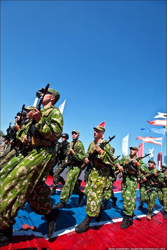 Hạm đội Biển Đen diễn tập chào mừng ngày hải quân 2012.