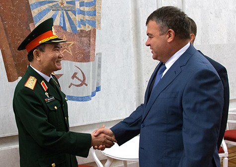 Thượng tướng Trương Quang Khánh (trái) và Bộ trưởng Quốc phòng Nga Anatoly Serdyukov (phải).