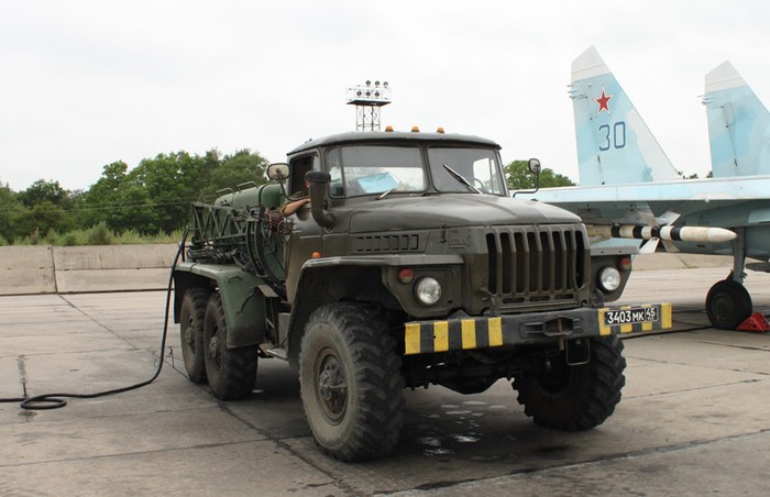 Ô tô làm nhiệm vụ đảm bảo kỹ thuật cho các tiêm kích Su-27SM.