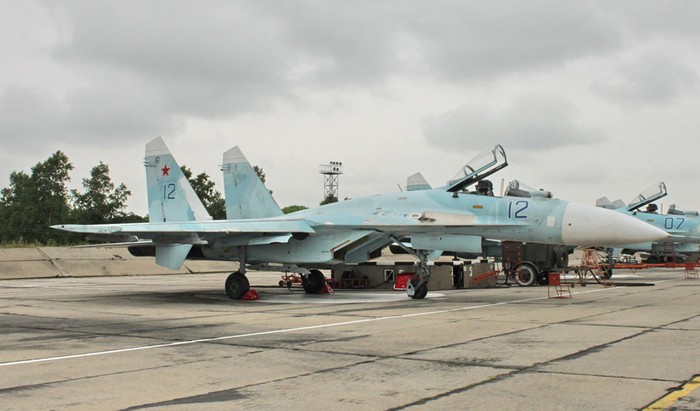 So với các biến thể của Su-27, Su-27SM có buồng lái rất hiện đại, màn hình LCD đa chức năng thay thế cho đồng hồ số và được trang bị radar mạng pha quét điện tử thụ động cũng như động cơ nâng cấp AL-31FM1.
