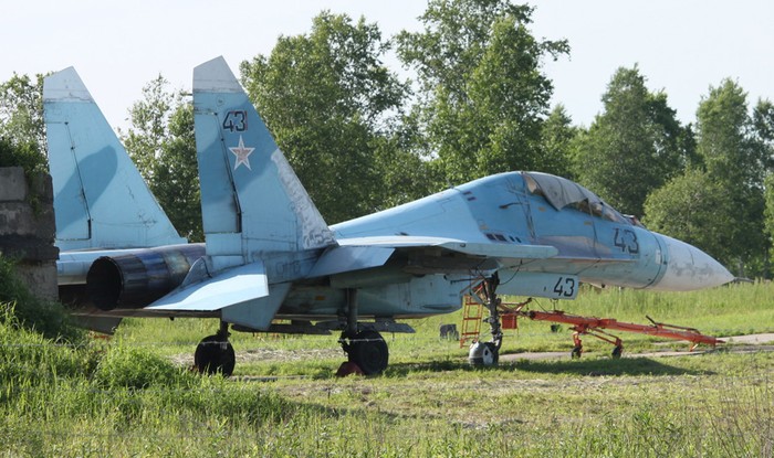 Một chiếc têm kích Su-27SM số hiệu 43 tại căn cứ Không quân 6983.