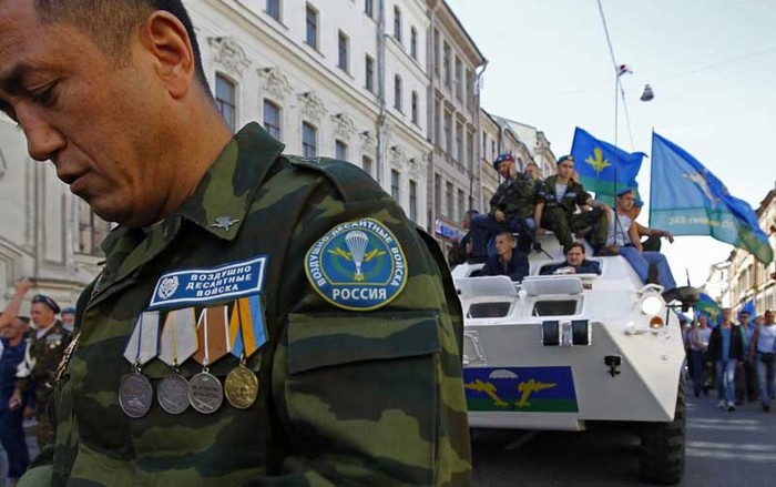 Lính "Mũ nồi xanh" trong lễ kỷ niệm Ngày lực lượng nhảy dù Nga.
