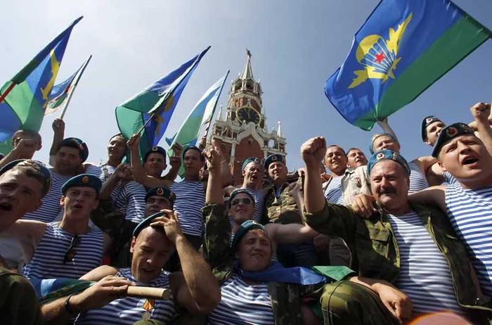 Lính "Mũ nồi xanh" trong lễ kỷ niệm Ngày lực lượng nhảy dù Nga.