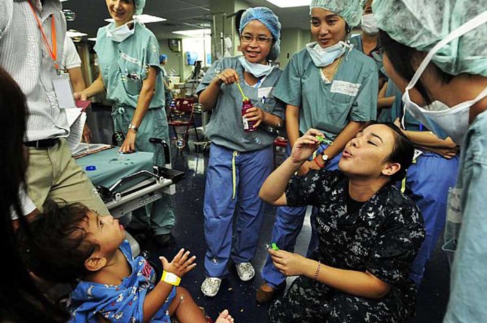 Nhân viên y tế trên tàu quân y USNS Mercy (T-AH 19) của Hải quân Mỹ khám chữa bệnh cho mệt bé gái Campuchia trong khuôn khổ "Chương trình Đối tác Thái Bình Dương 2012" của Hạm đội Thái Bình Dương Mỹ.