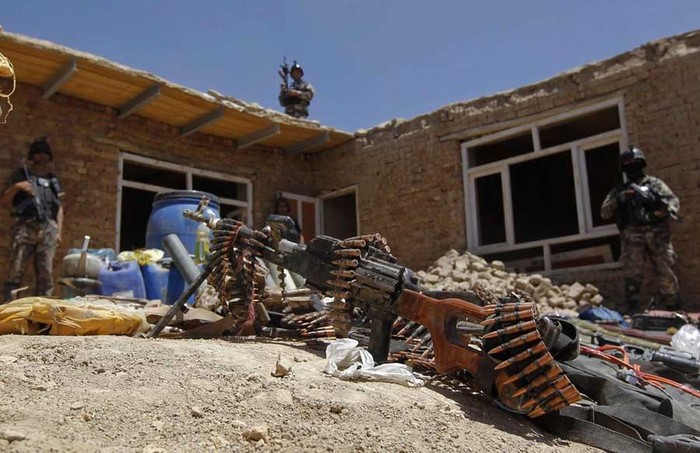 Các thành viên của lực lượng đặc biệt Afghanistan bên cạnh những vũ khí đạn dược thu giữ được trong một cuộc đấu súng với quân nổi dậy ở Kabul ngày 02 tháng 8 năm 2012.