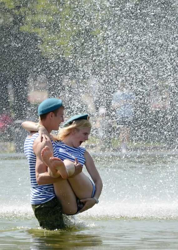 Tại lễ kỷ niệm, theo truyền thống, lính "Mũ nồi xanh" được tắm trong những đài phun nước.