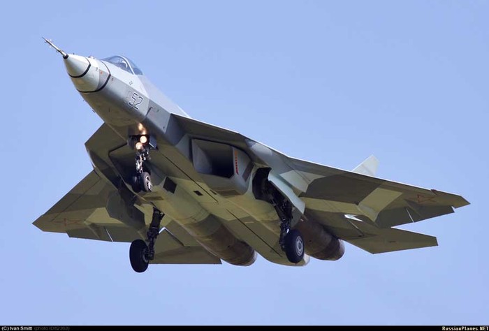 Tàng hình cơ thế hệ năm Su-T-50 thứ 2 (số hiệu 052) bay thử nghiệm tại Viện nghiên cứu bay MM Gromov ở Zhukovsky.