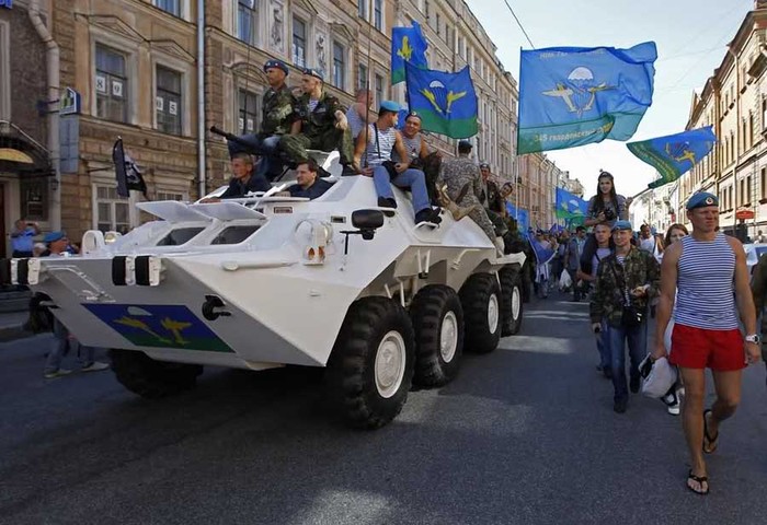 Lính “Mũ nồi xanh” Nga được vinh danh trên đường phố trong lễ kỷ niệm Ngày lực lượng nhảy dù Nga (02/8).