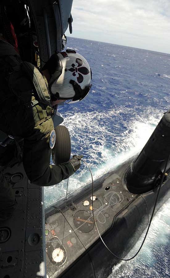 Một trực thăng thuộc Phi đội trực thăng 4 tiếp cận tàu ngầm HMCS Victoria (SSK 876) của Hải quân Hoàng gia Canada trong cuộc tập trận RIMPAC 2012.