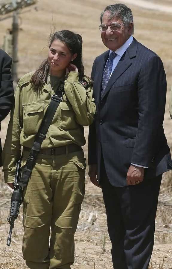 Bộ trưởng Quốc phòng Hoa Kỳ Leon Panetta chụp ảnh cùng một nữ quân nhân Israel trong một chuyến thăm hệ thống phòng thủ tên lửa Iron Dome ở Ashkelon ngày 01/8/2012.