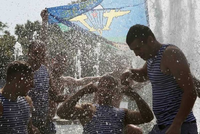 Lính "Mũ nồi xanh" được tắm trong những đài phun nước tại lễ kỷ niệm.