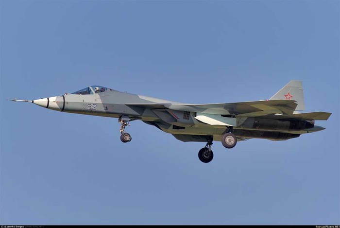 Tàng hình cơ thế hệ năm Su-T-50 thứ 2 (số hiệu 052) bay thử nghiệm tại Viện nghiên cứu bay MM Gromov ở Zhukovsky.