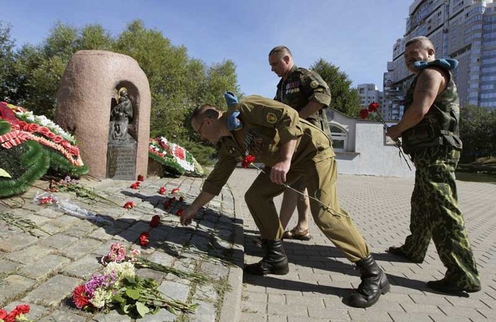 Tại Moscow, sự kiện này được bắt đầu với việc đặt hoa tại tượng đài lính nhảy dù trên Quảng trường Suvorov, mộ các nhà lãnh đạo quân sự Nga và Liên Xô tại các nghĩa trang Novodevichy, Troekurov và Kuntsevo.