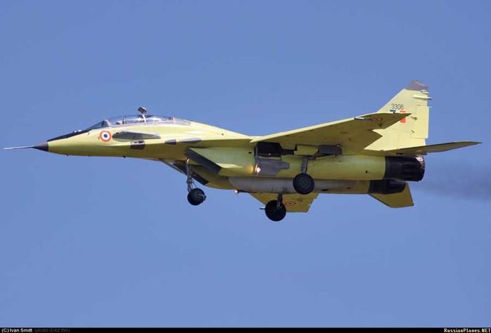 Tiêm kích hai chỗ ngồi đầu tiên MiG-29UPG-UB (số hiệu 3306) được nâng cấp cho Không quân Ấn Độ bay thử nghiệm ở Zhukovsky.