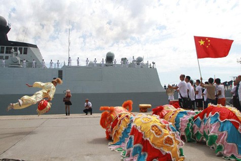 Màn múa sư tử của Trung Quốc khi khu trục hạm Yên Đài của nước này cập cảng Constanta của Rumani.