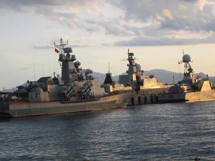 Tàu tên lửa Molnya và hộ vệ hạm tên lửa Đinh Tiên Hoàng.