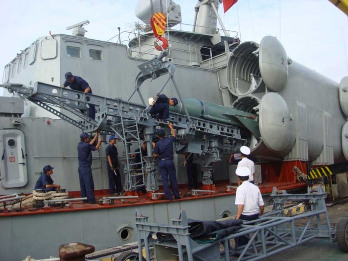 Nạp tên lửa đối hải P15 cho cơ cấu phóng của tàu chiến đấu bảo vệ Trường Sa.