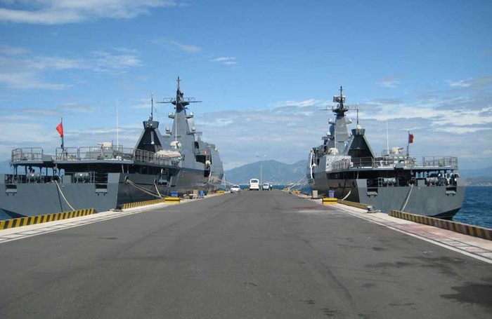 Hai khu trục hạm Gepard 3.9 của Hải quân Việt Nam tại quân cảng Cam Ranh.