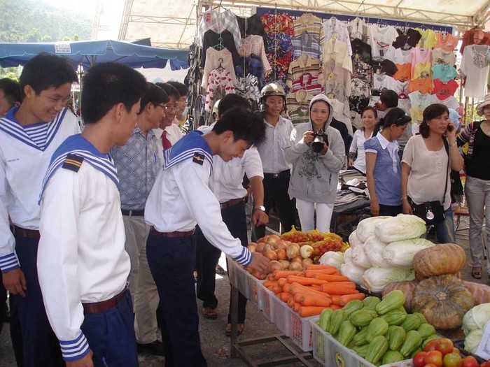 Phiên chợ "Hàng Việt Nam với các chiến sĩ Hải quân" lần đầu tiên đã đến với các cán bộ, chiến sỹ vùng C Hải quân.