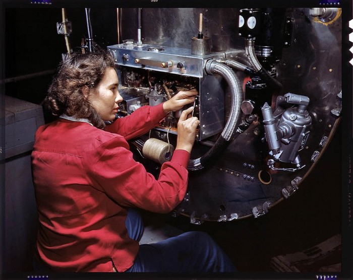 Lắp ráp máy bay ném bom B-25 tại nhà máy của công ty Hàng không Bắc Mỹ tại Inglewood, California, 1942.