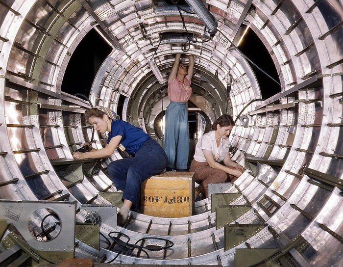 Công nhân làm việc bên trong một máy bay ném bom B-17F tại nhà máy sản xuất máy bay Douglas ở Long Beach, California, 1942.