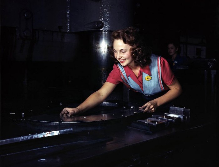 Một nữ công nhân tại nhà máy của công ty hàng không Bắc Mỹ tại Inglewood, California, 1942.