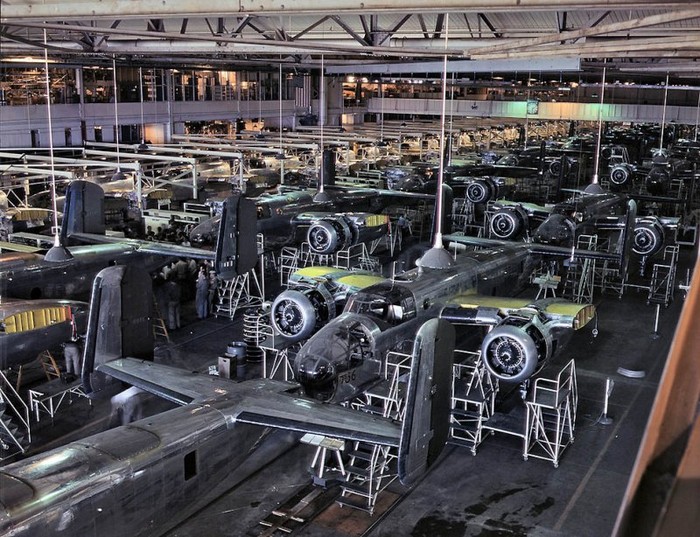 Dây chuyền lắp ráp máy bay ném bom B-25 tại nhà máy của công ty hàng không Bắc Mỹ ở Long Beach, California, 1942.
