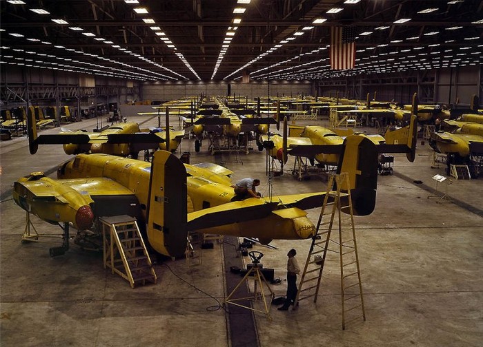 Dây chuyền lắp ráp máy bay ném bom B-25 tại nhà máy hàng không Bắc Mỹ, 1942.