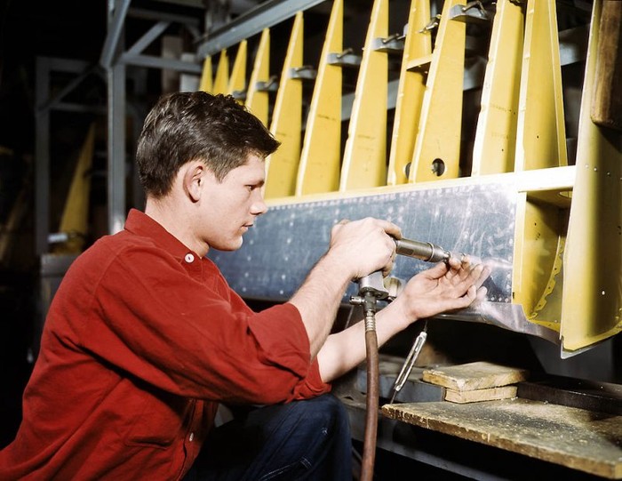Thợ tán đinh tại nhà máy sản xuất máy bay Douglas ở Long Beach, California, 1942