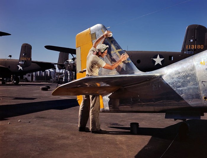 Sơn máy bay P-51 Mustang tại một nhà máy của công ty hàng không Bắc Mỹ tại Inglewood, California, 1942.