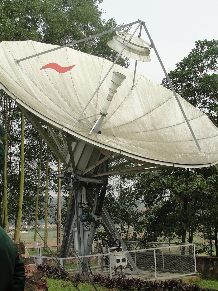 Hệ thống anten của trạm thu phát ngoài trời.