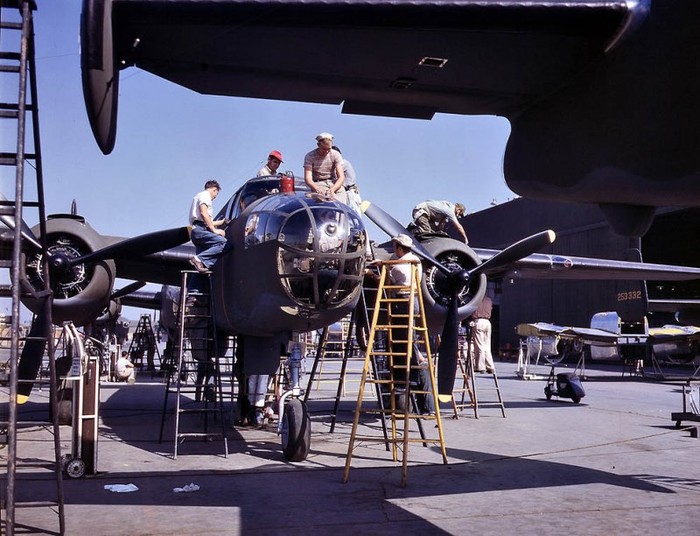Giai đoạn lắp ráp cuối cùng oanh tạc cơ B-25 tại một nhà máy của công ty hàng không Bắc Mỹ ở Inglewood, California, 1942.