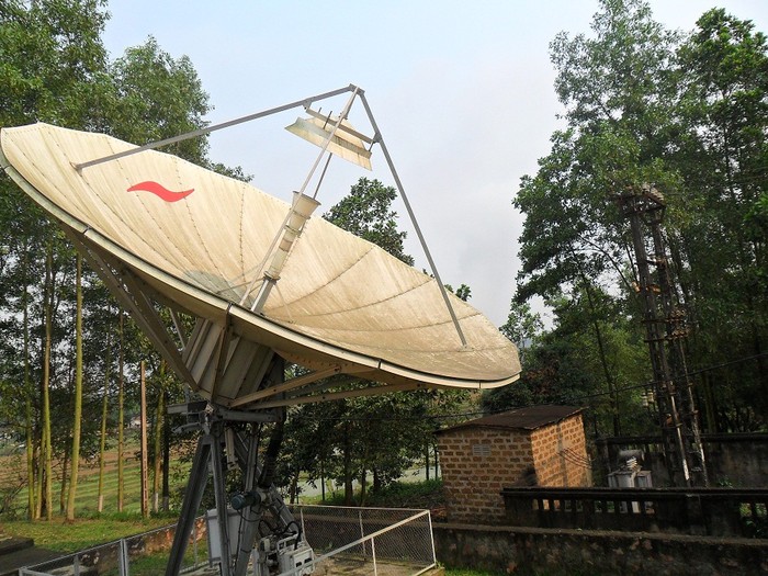 Hệ thống anten của trạm thu phát ngoài trời.
