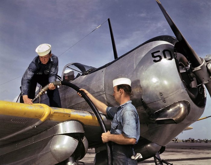 Tiếp nhiên liệu cho máy bay chiến đấu tại căn cứ không quân Hải quân ở Corpus Christi, Texas, 1942.