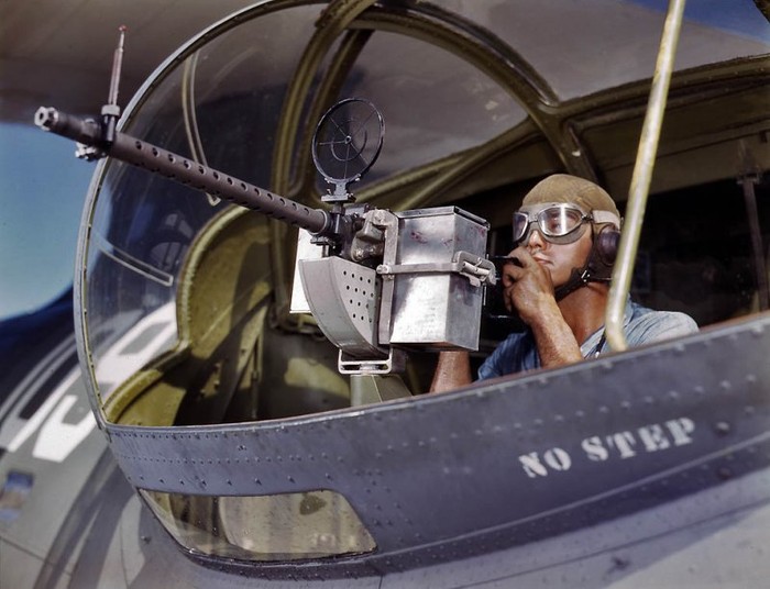 Kiểm tra súng 30 li của một máy bay tại căn cứ không hải quân ở Corpus Christi, Texas, 1942.