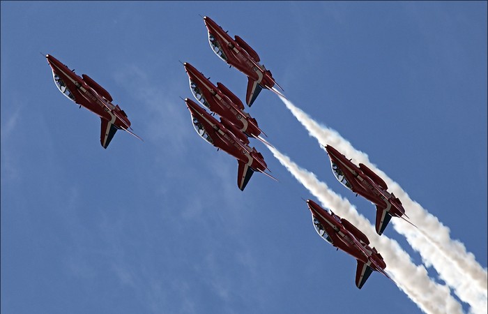 Đây là lần đầu tiên sau 22 năm, đội nhào lộn Mũi tên đỏ (Red Arrows) của Không quân Hoàng gia Anh biểu diễn tại Nga.